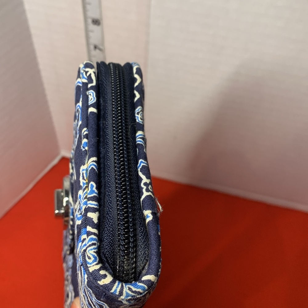 NWOT Vera Bradley wallet blue and white Zip Around Turnlock Quilted - Picture 6 of 11